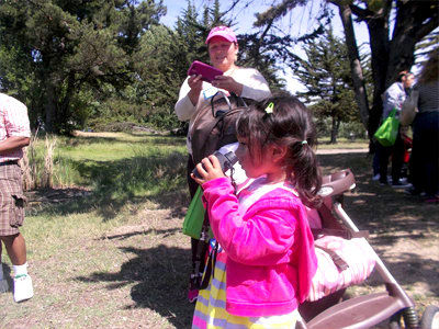 Pacientes y sus familias se están beneficiando del poder curativo de la naturaleza a través de un programa gratuito de UCSF Benioff Children’s Hospital Oakland y del Distrito de Parques Regionales del Este de la Bahía.